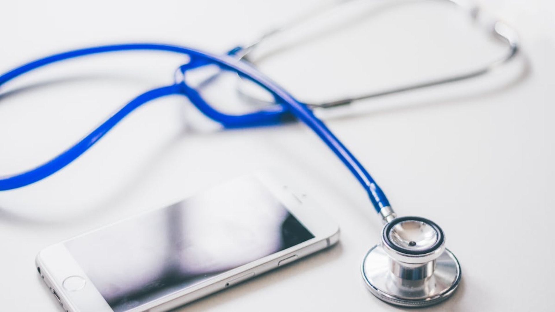 Equipo médico realiza una cirugía en un quirófano bien iluminado. Las manos manipulan el instrumental quirúrgico.