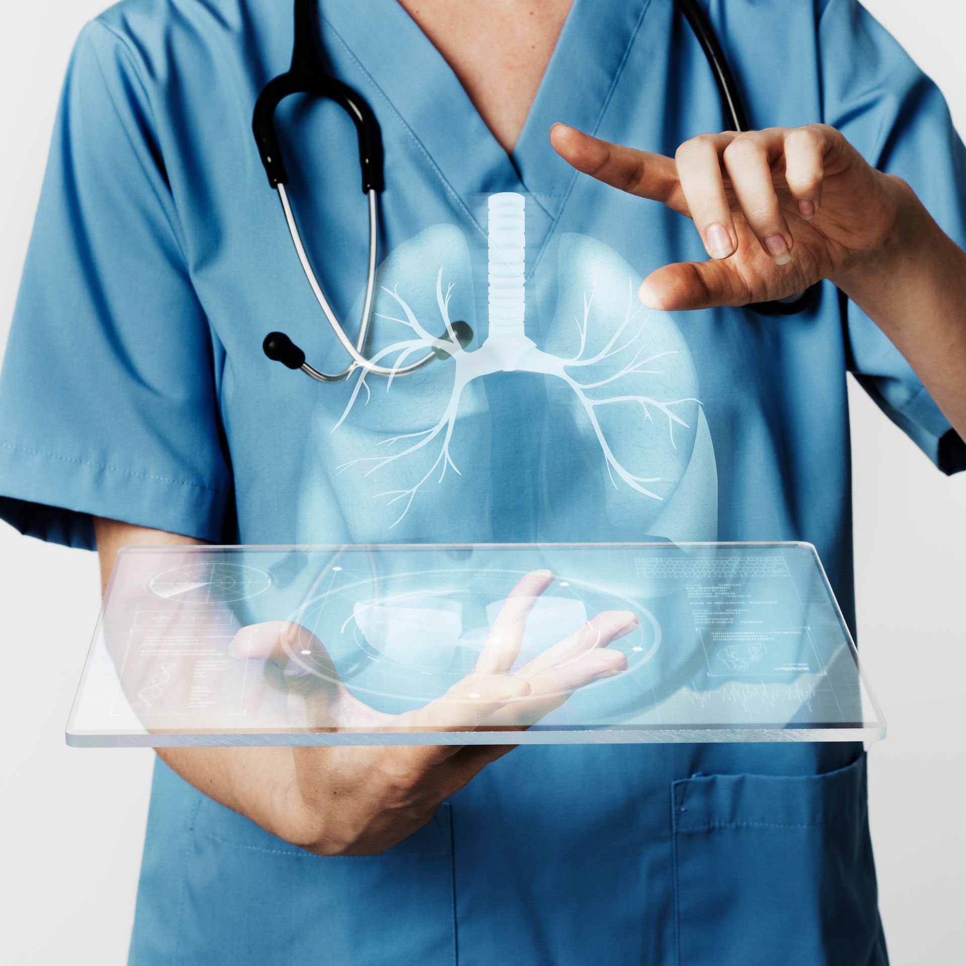 Profesional sanitario con bata azul sosteniendo una tableta transparente que muestra un modelo digital 3D