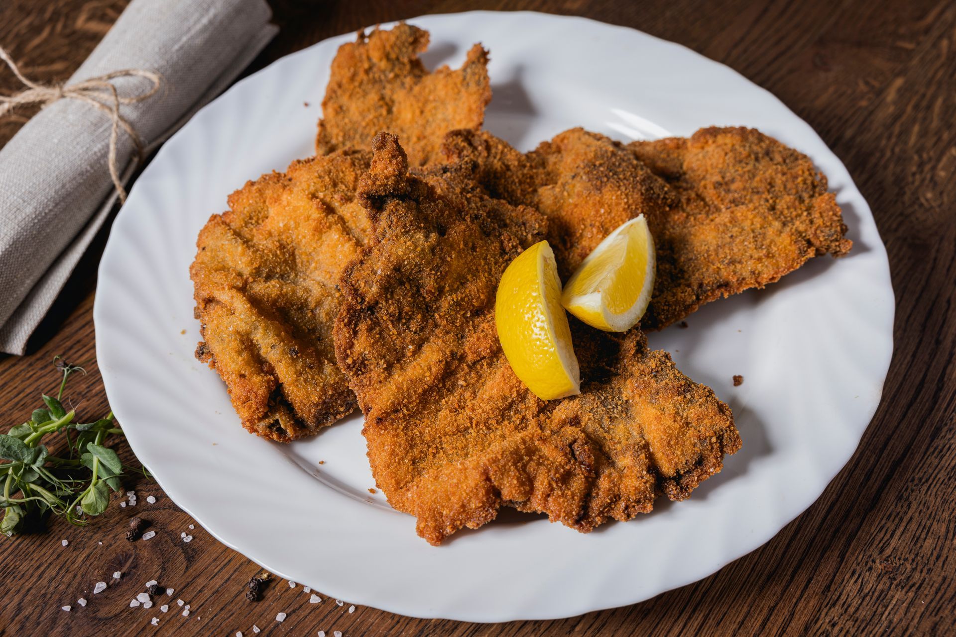 Schnitzel mit einer Zitronenscheibe.