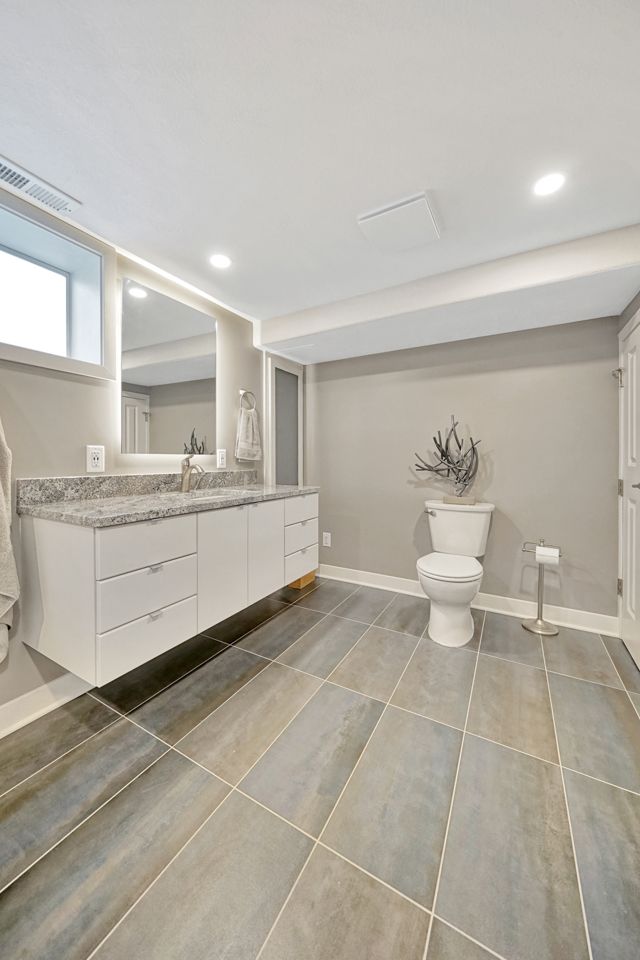 Toilet Area - Lincoln, NE - Skylimit Remodeling