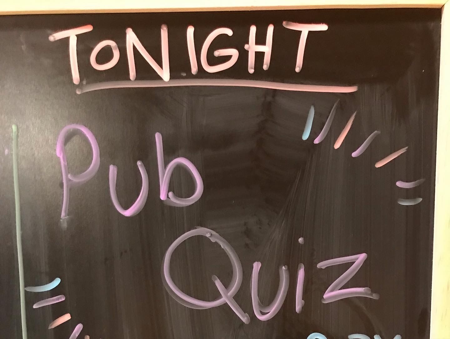 A blackboard that says tonight pub quiz on it