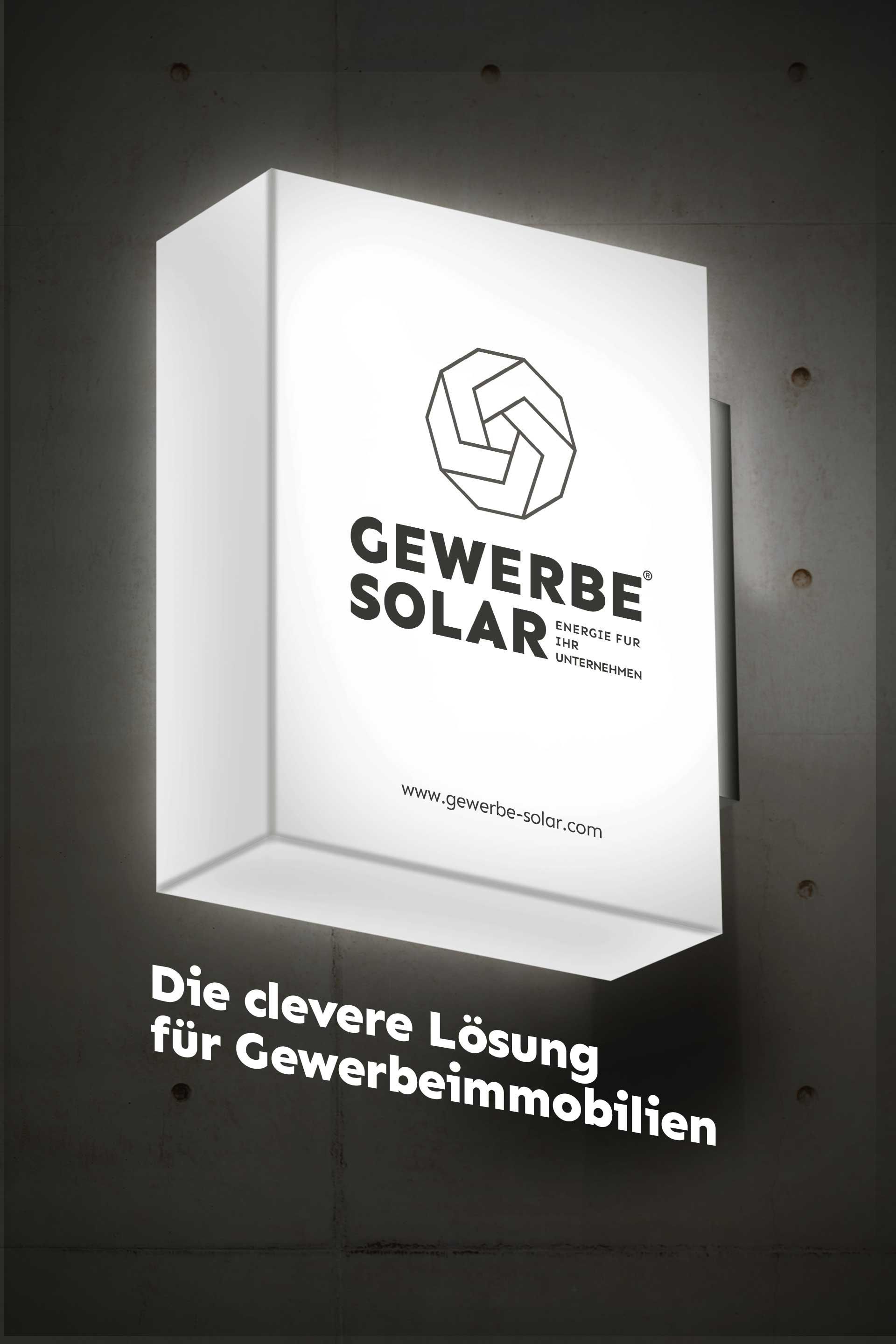 Leuchtendes Gewerbe-Solar-Schild mit Text „Die clevere Lösung für Gewerbeimmobilien“ an dunkler Wand