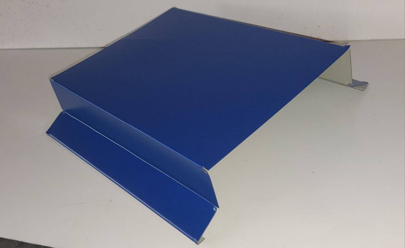 Espositore in cartone blu pieghevole su superficie bianca