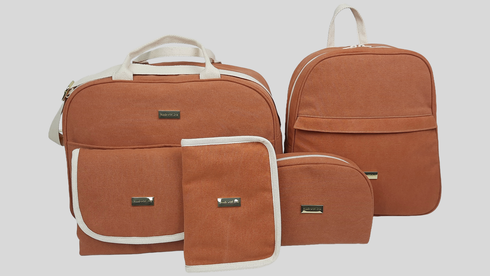 CONJUNTO COLEÇÃO INTEIRA - SACO MATERNIDADE, MOCHILA, PORTA DOCUMENTOS, MUDA FRALDAS E NECESSAIRE EM TECIDO CANVAS COM ACESSÓRIOS DOURADOS.