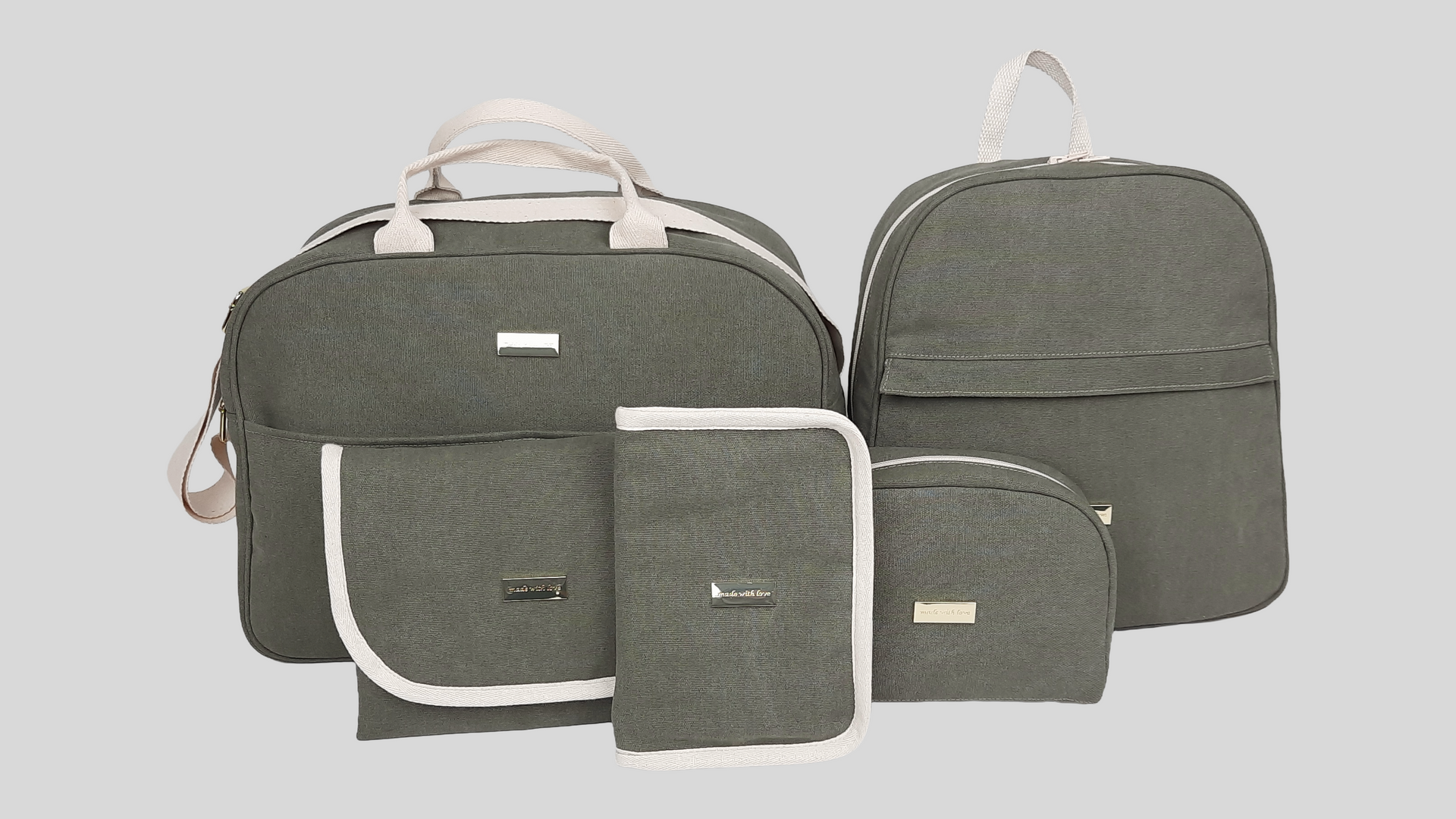 CONJUNTO COLEÇÃO INTEIRA - SACO MATERNIDADE, MOCHILA, PORTA DOCUMENTOS, MUDA FRALDAS E NECESSAIRE EM TECIDO CANVAS COM ACESSÓRIOS DOURADOS.