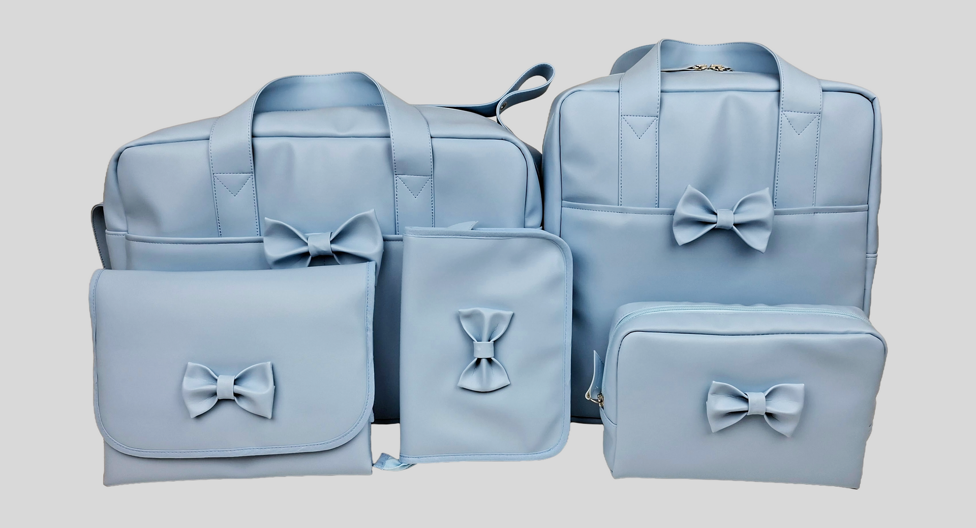 CONJUNTO COLEÇÃO INTEIRA - SACO MATERNIDADE, MOCHILA, PORTA DOCUMENTOS, MUDA FRALDAS E NECESSAIRE EM  PELE SINTÉTICA LISA COM LAÇO.