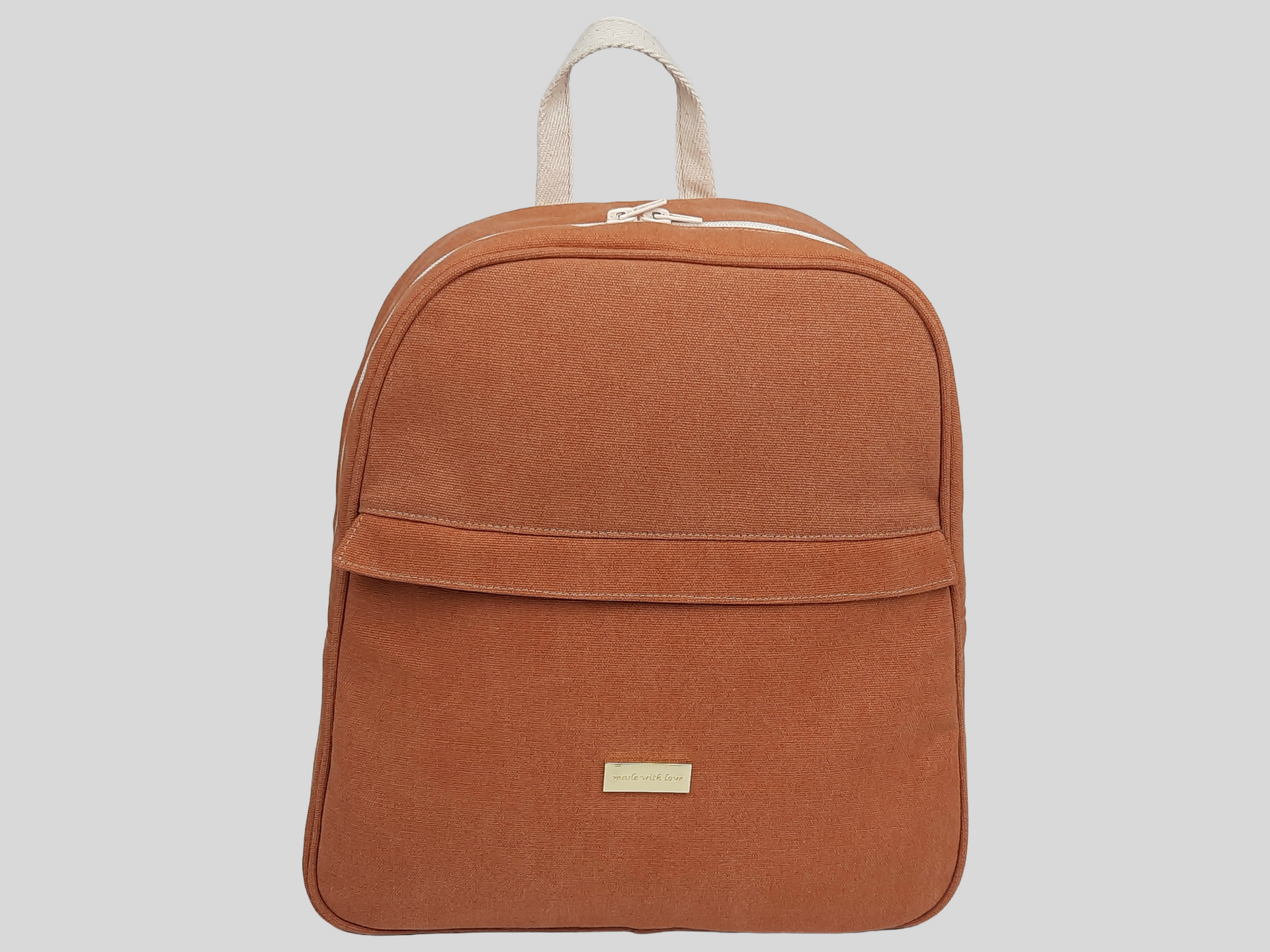 MOCHILA COR TELHA COM BOLSO EXTERIOR, FECHO DE CORRER, ALÇAS TRASEIRAS AJUSTÁVEIS E ACESSÓRIOS DOURADOS.