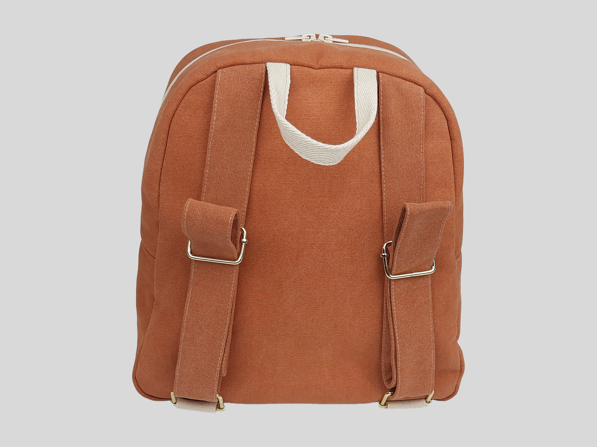 MOCHILA COR TELHA COM BOLSO EXTERIOR, FECHO DE CORRER, ALÇAS TRASEIRAS AJUSTÁVEIS E ACESSÓRIOS DOURADOS.