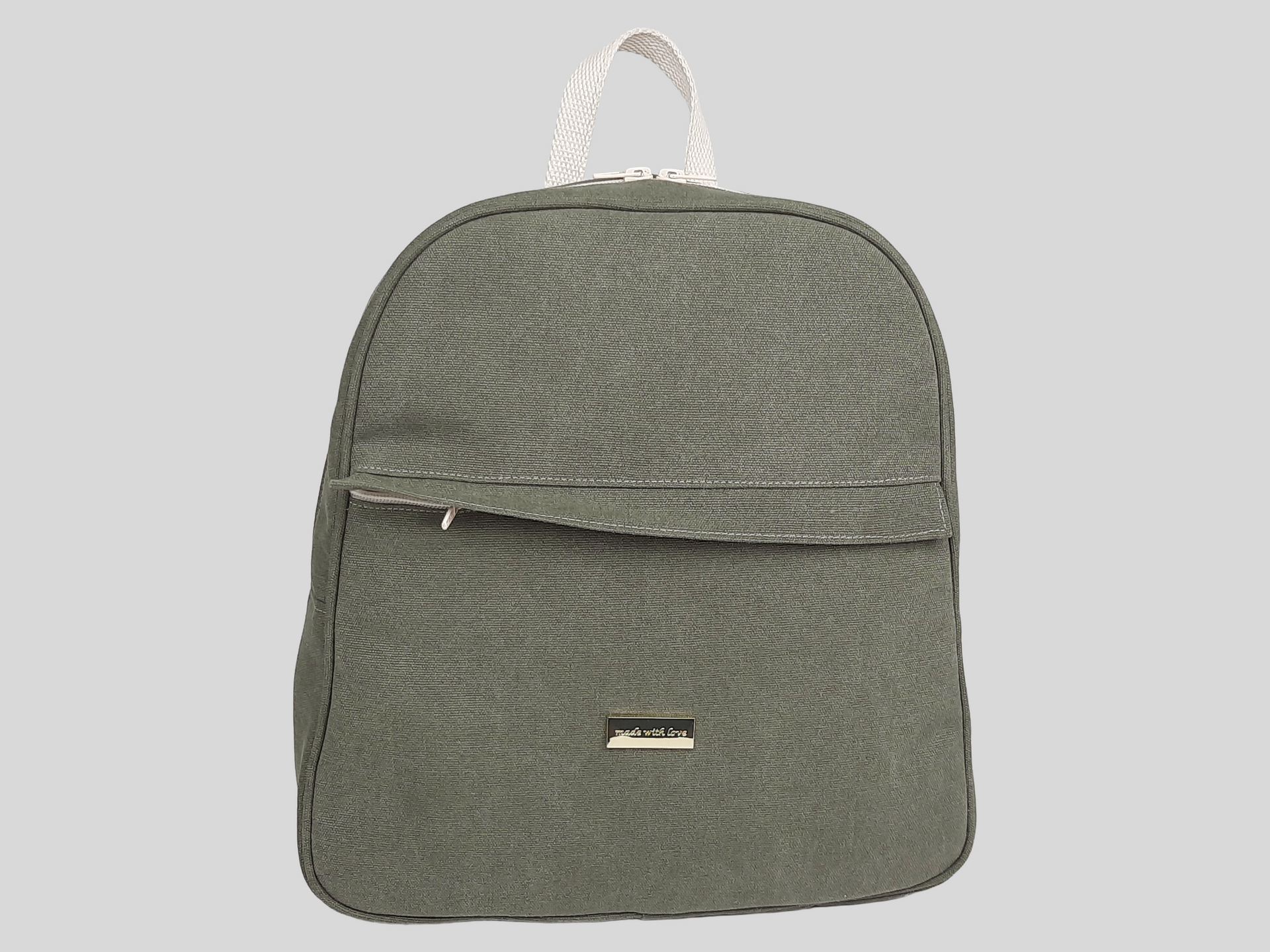 MOCHILA COR VERDE COM BOLSO EXTERIOR, FECHO DE CORRER, ALÇAS TRASEIRAS AJUSTÁVEIS E ACESSÓRIOS DOURADOS.