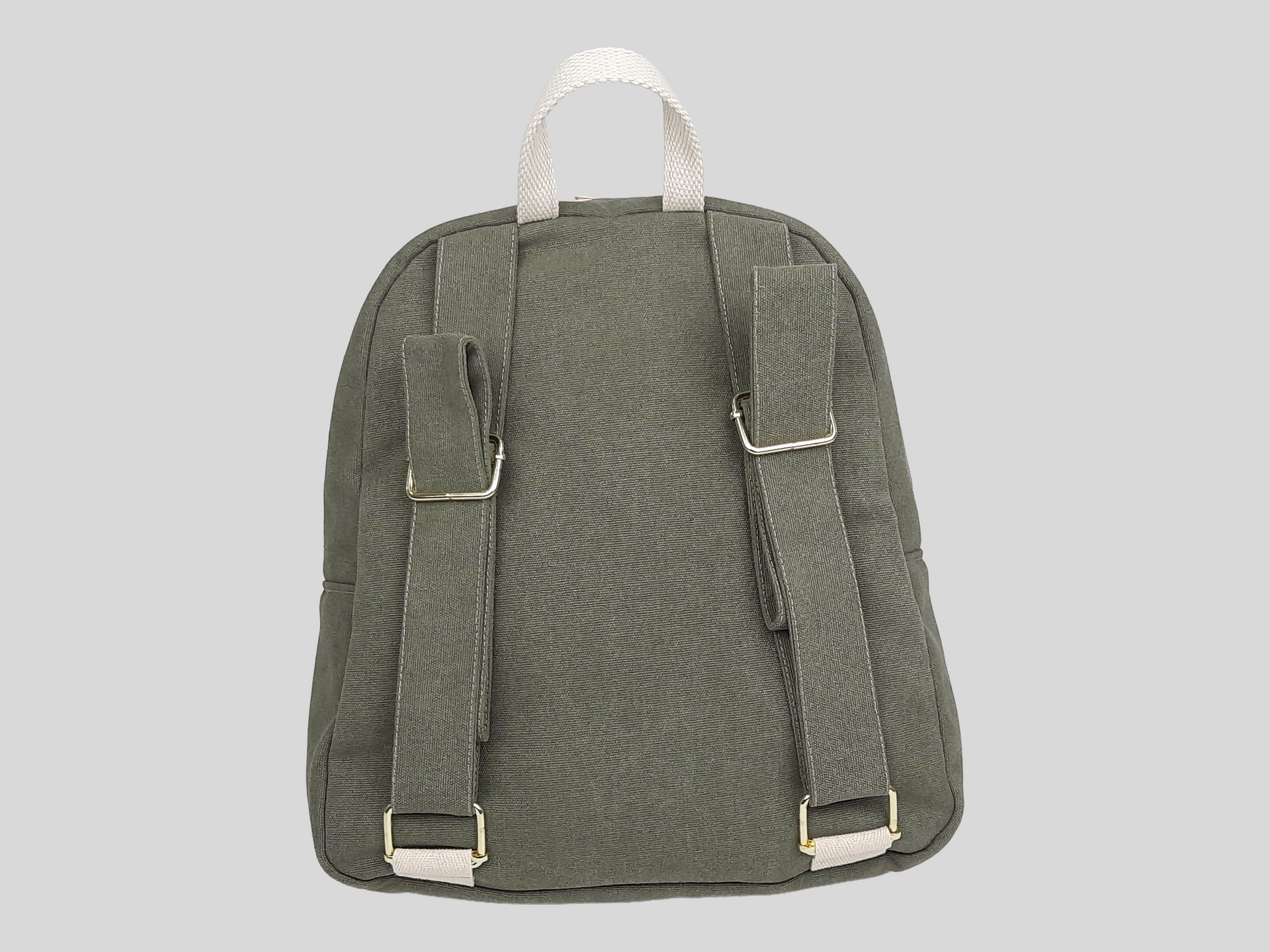 MOCHILA COR VERDE COM BOLSO EXTERIOR, FECHO DE CORRER, ALÇAS TRASEIRAS AJUSTÁVEIS E ACESSÓRIOS DOURADOS.