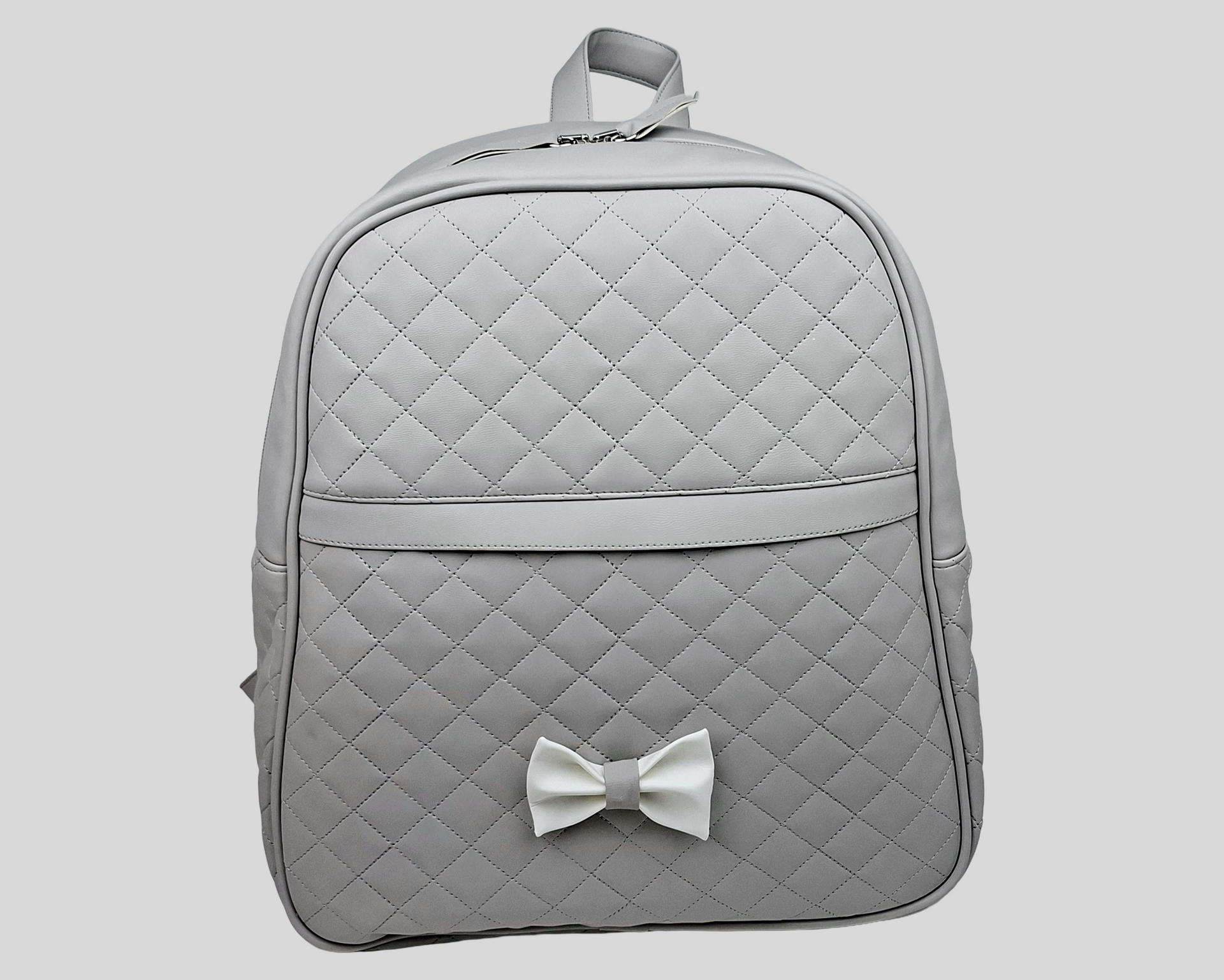MOCHILA PELE SINTÉTICA ACOLCHOADA COR CINZA COM BOLSO EXTERIOR, FECHO DE CORRER, ALÇAS TRASEIRAS AJUSTÁVEIS.
