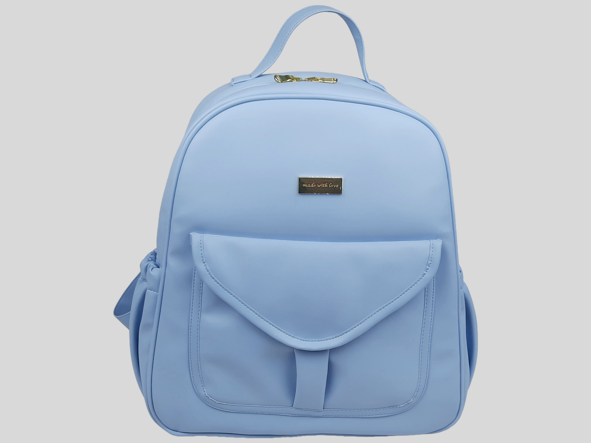 MOCHILA PELE SINTÉTICA LISA COR AZUL COM BOLSOS EXTERIORES À FRENTE E DOS LADOS, FECHO DE CORRER, ALÇAS TRASEIRAS AJUSTÁVEIS, ACESSÓRIOS DOURADOS.