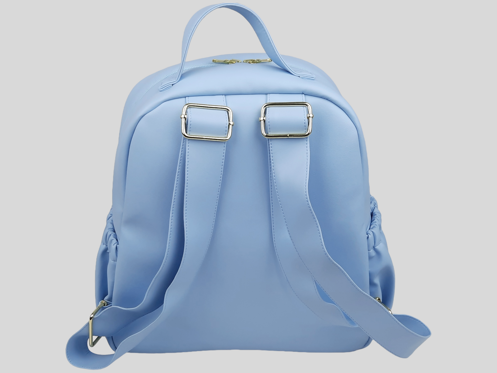 MOCHILA PELE SINTÉTICA LISA COR AZUL COM BOLSOS EXTERIORES À FRENTE E DOS LADOS, FECHO DE CORRER, ALÇAS TRASEIRAS AJUSTÁVEIS, ACESSÓRIOS DOURADOS.