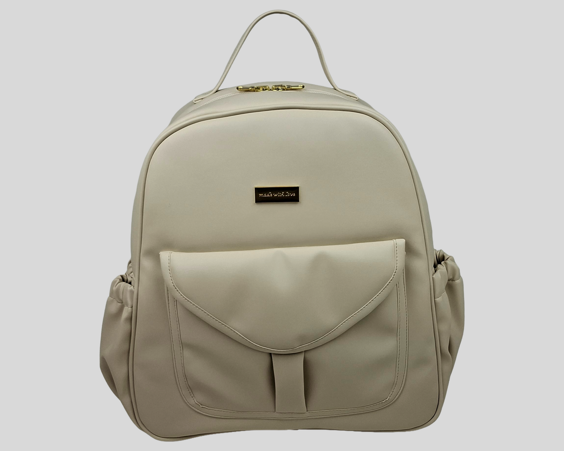 MOCHILA PELE SINTÉTICA LISA COR BEGE COM BOLSOS EXTERIORES À FRENTE E DOS LADOS, FECHO DE CORRER, ALÇAS TRASEIRAS AJUSTÁVEIS, ACESSÓRIOS DOURADOS.
