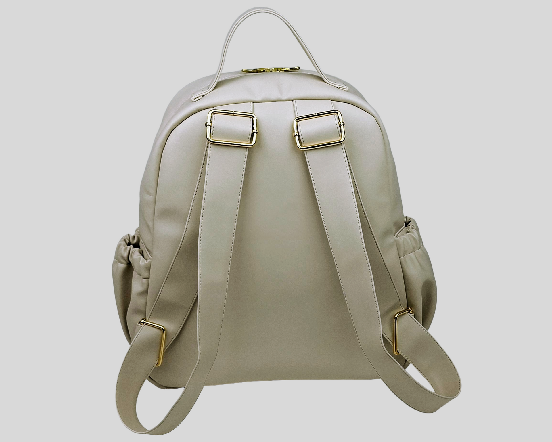 MOCHILA PELE SINTÉTICA LISA COR BEGE COM BOLSOS EXTERIORES À FRENTE E DOS LADOS, FECHO DE CORRER, ALÇAS TRASEIRAS AJUSTÁVEIS, ACESSÓRIOS DOURADOS.