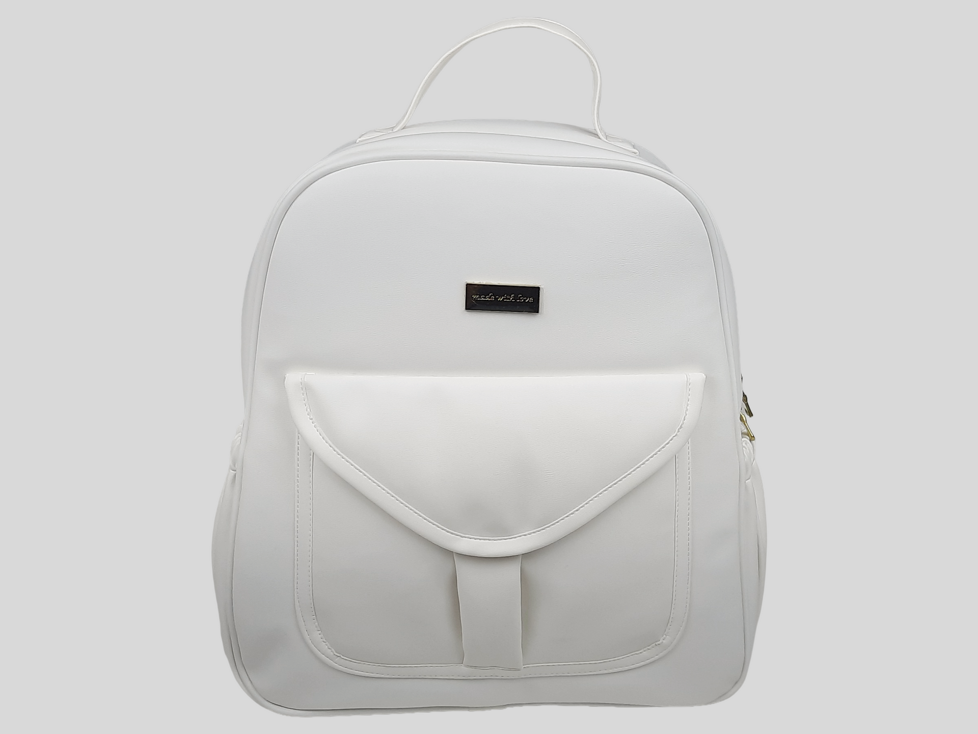 MOCHILA PELE SINTÉTICA LISA COR BRANCO COM BOLSOS EXTERIORES À FRENTE E DOS LADOS, FECHO DE CORRER, ALÇAS TRASEIRAS AJUSTÁVEIS, ACESSÓRIOS DOURADOS.