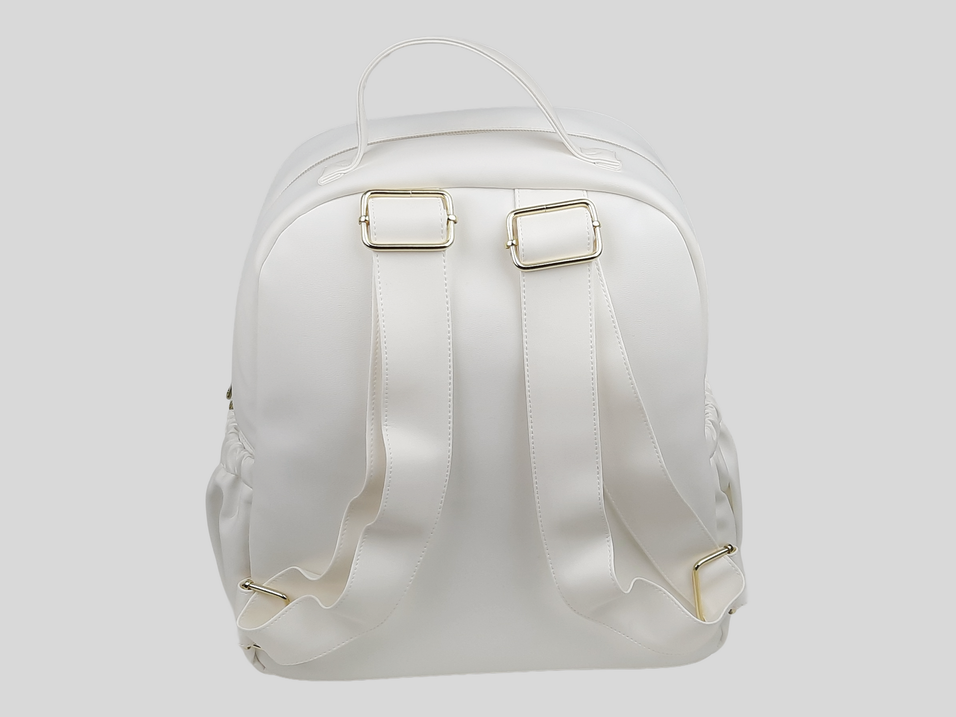 MOCHILA PELE SINTÉTICA LISA COR BRANCO COM BOLSOS EXTERIORES À FRENTE E DOS LADOS, FECHO DE CORRER, ALÇAS TRASEIRAS AJUSTÁVEIS, ACESSÓRIOS DOURADOS.