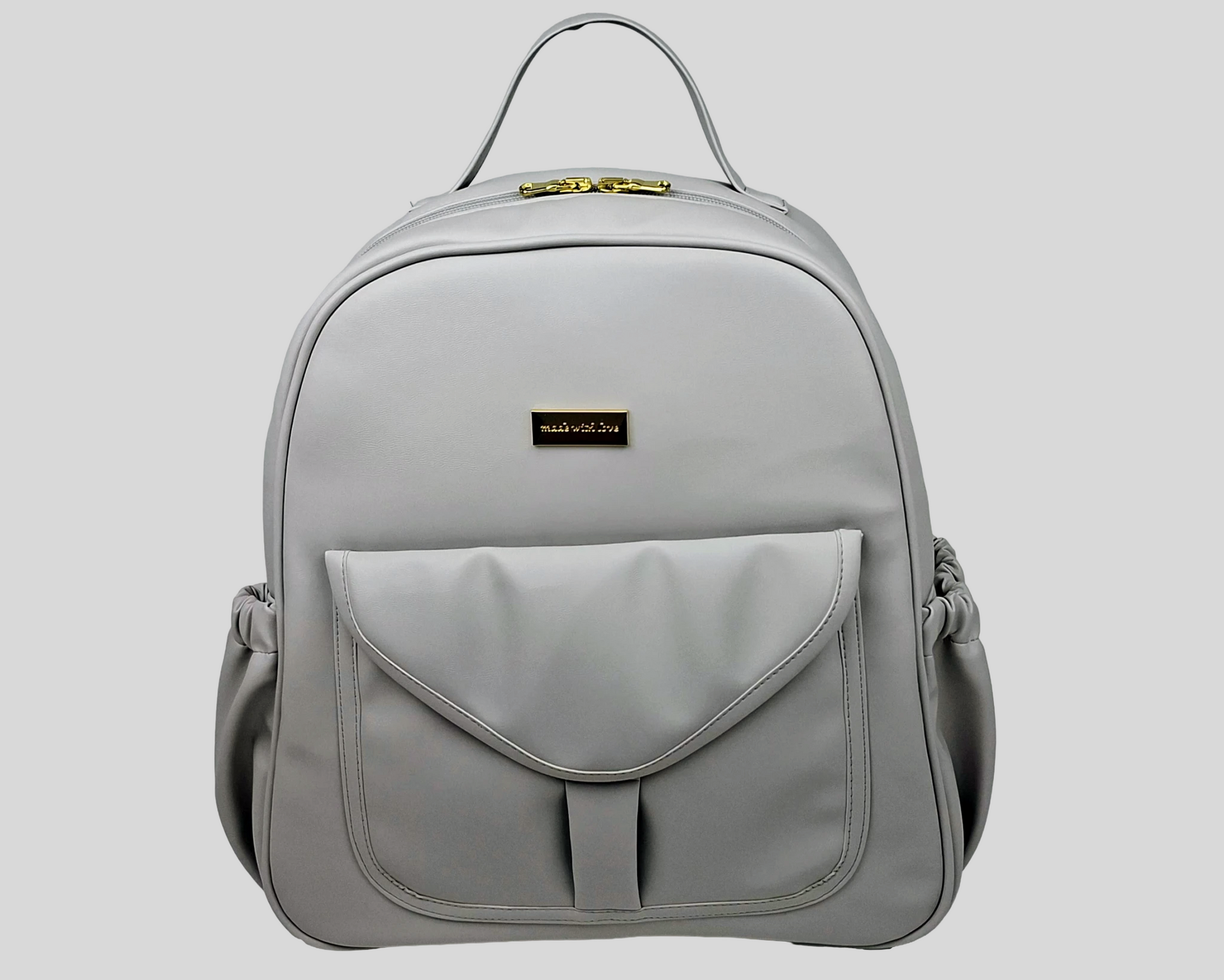MOCHILA PELE SINTÉTICA LISA COR CINZA COM BOLSOS EXTERIORES À FRENTE E DOS LADOS, FECHO DE CORRER, ALÇAS TRASEIRAS AJUSTÁVEIS, ACESSÓRIOS DOURADOS.