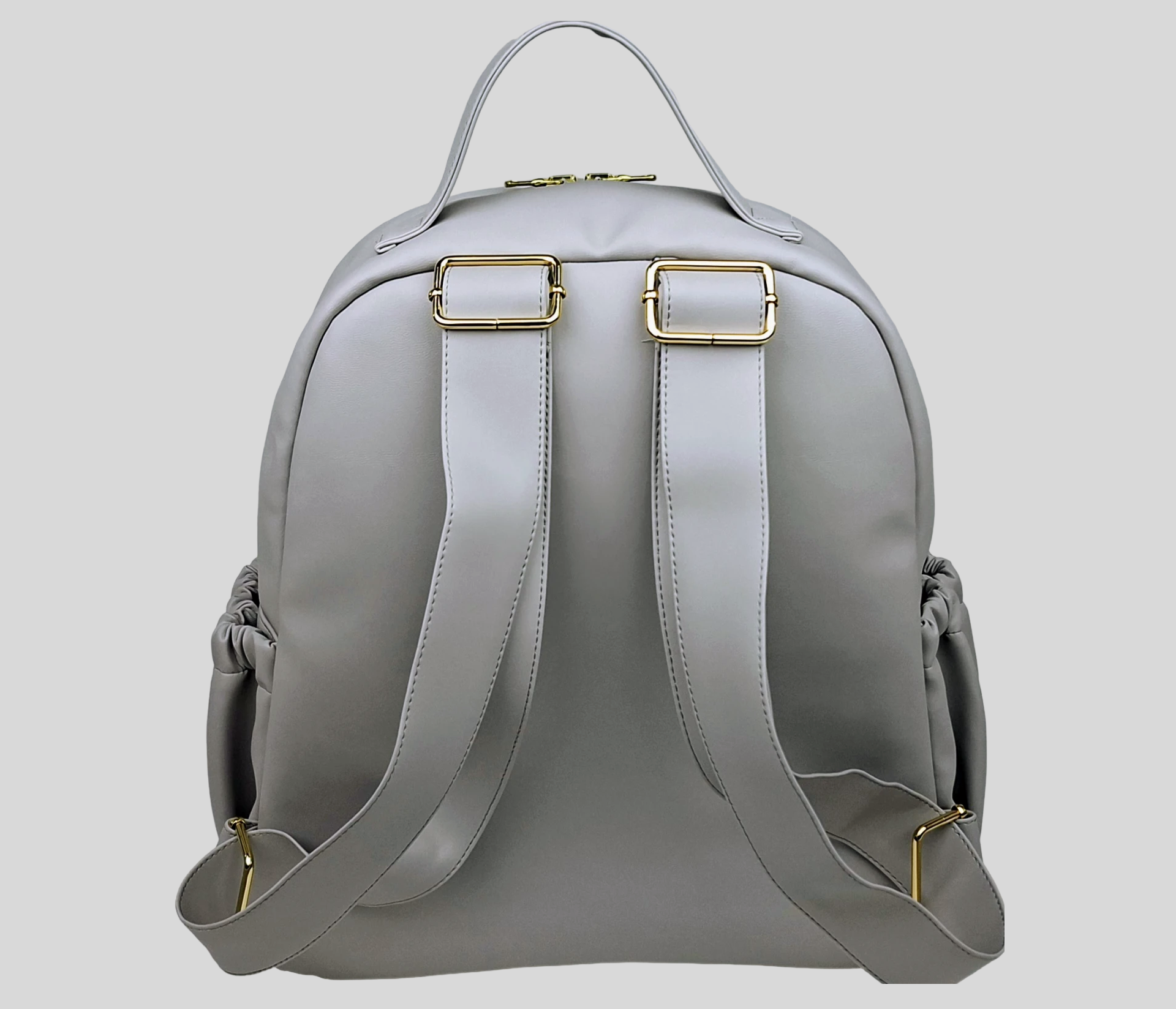 MOCHILA PELE SINTÉTICA LISA COR CINZA COM BOLSOS EXTERIORES À FRENTE E DOS LADOS, FECHO DE CORRER, ALÇAS TRASEIRAS AJUSTÁVEIS, ACESSÓRIOS DOURADOS.