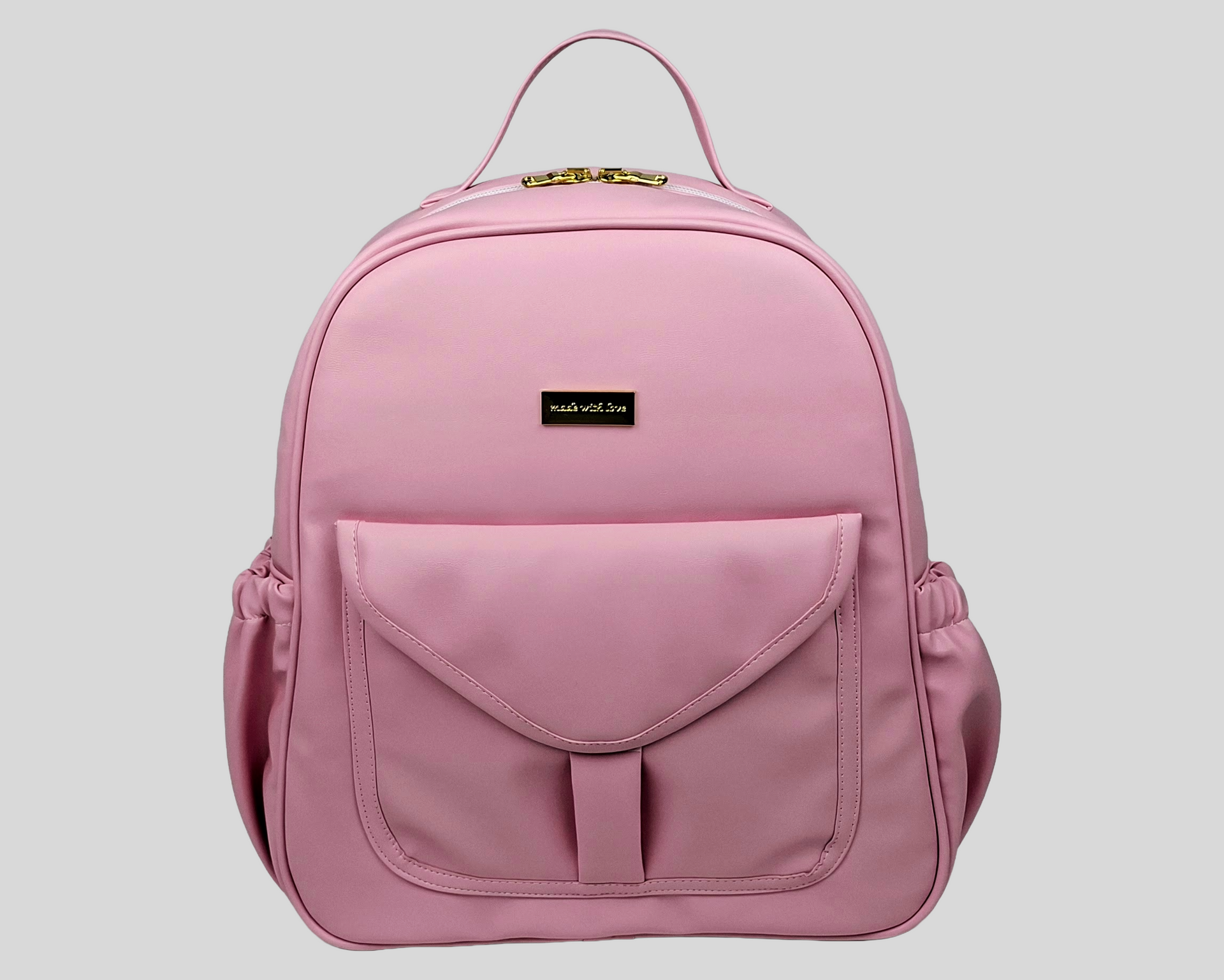 MOCHILA PELE SINTÉTICA LISA COR ROSA COM BOLSOS EXTERIORES À FRENTE E DOS LADOS, FECHO DE CORRER, ALÇAS TRASEIRAS AJUSTÁVEIS, ACESSÓRIOS DOURADOS.