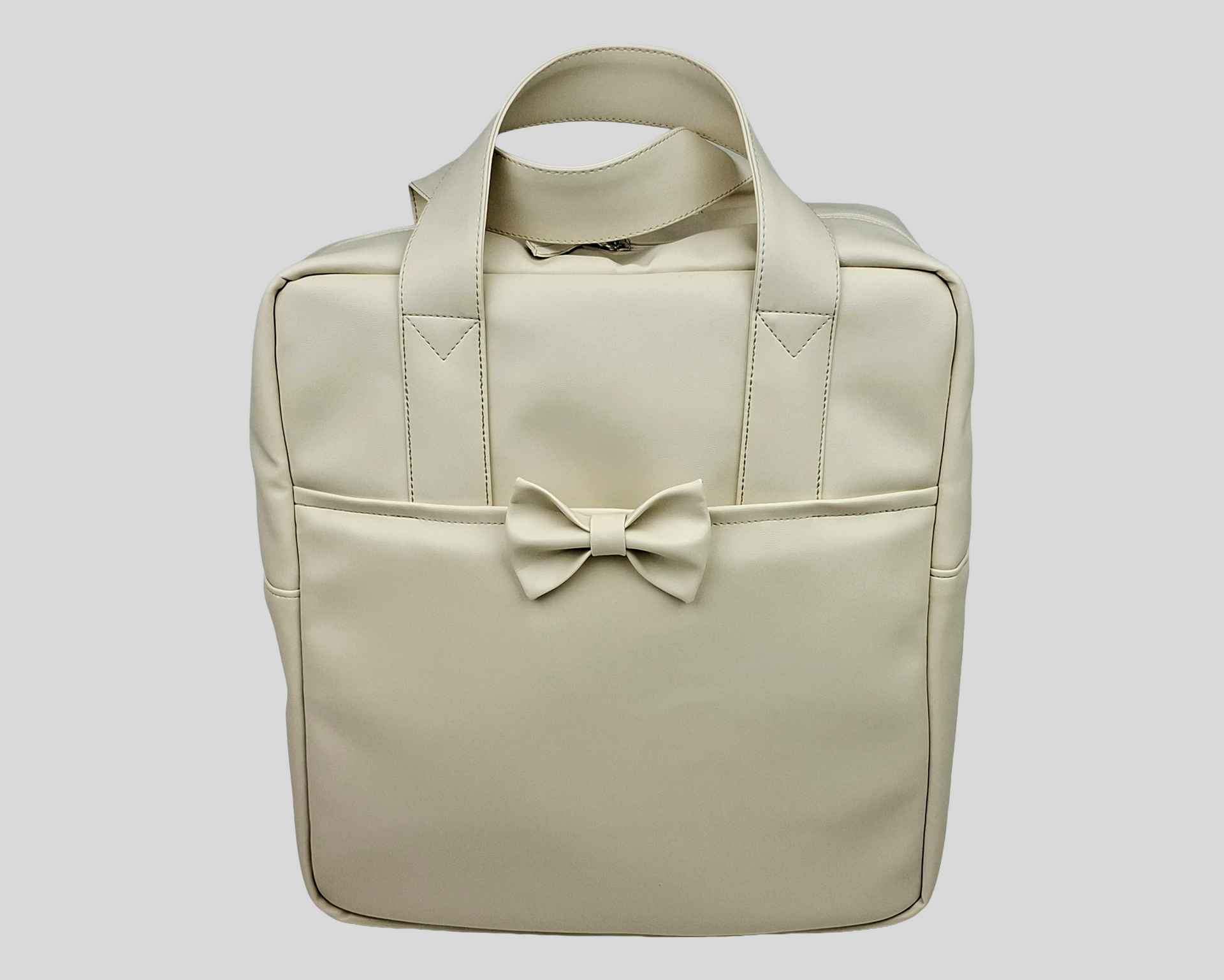 MOCHILA PELE SINTÉTICA LISA COR BEGE COM BOLSO EXTERIOR, FECHO DE CORRER, ALÇAS TRASEIRAS AJUSTÁVEIS E LAÇO