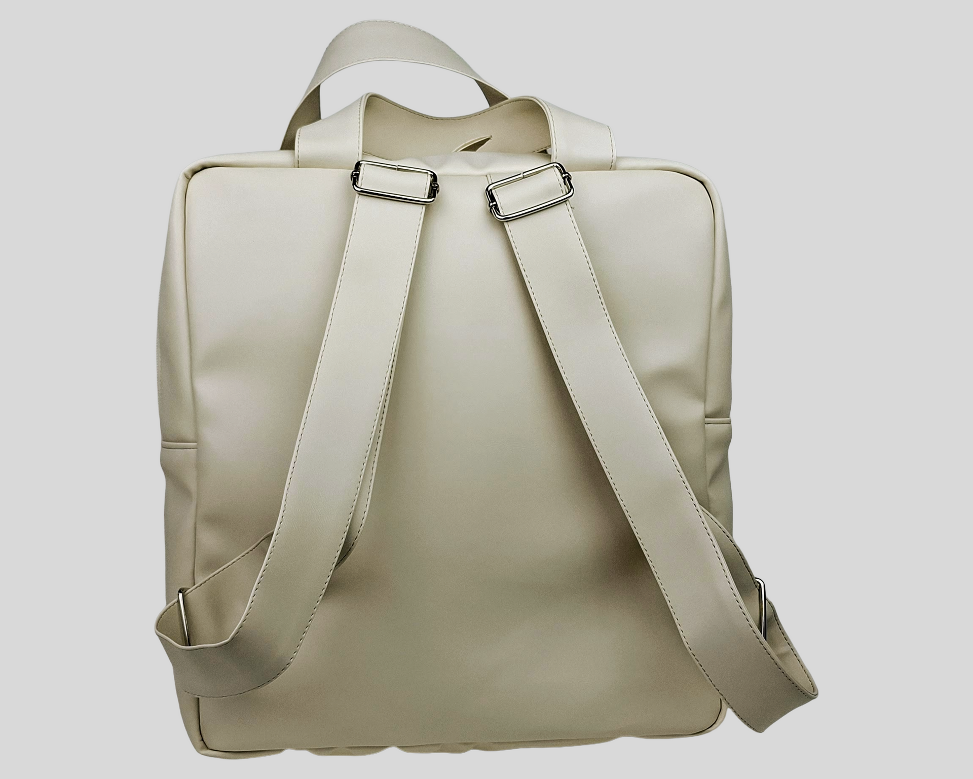 MOCHILA PELE SINTÉTICA LISA COR BEGE COM BOLSO EXTERIOR, FECHO DE CORRER, ALÇAS TRASEIRAS AJUSTÁVEIS E LAÇO