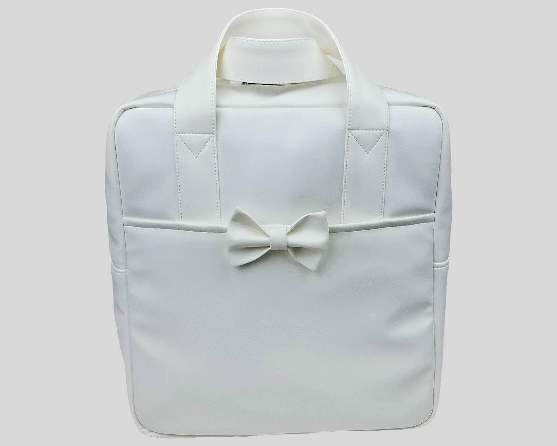 MOCHILA PELE SINTÉTICA LISA COR BRANCO COM BOLSO EXTERIOR, FECHO DE CORRER, ALÇAS TRASEIRAS AJUSTÁVEIS E LAÇO