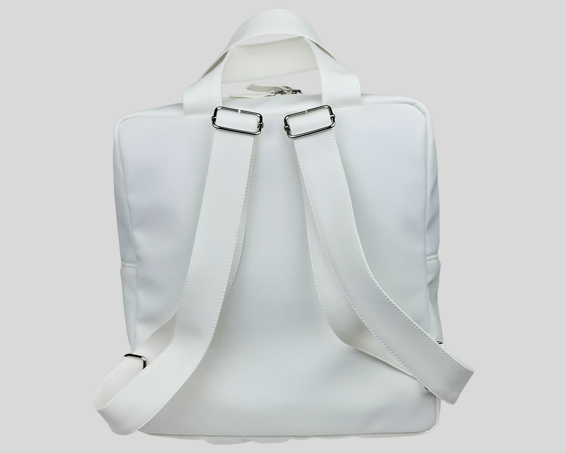 MOCHILA PELE SINTÉTICA LISA COR BRANCO COM BOLSO EXTERIOR, FECHO DE CORRER, ALÇAS TRASEIRAS AJUSTÁVEIS E LAÇO