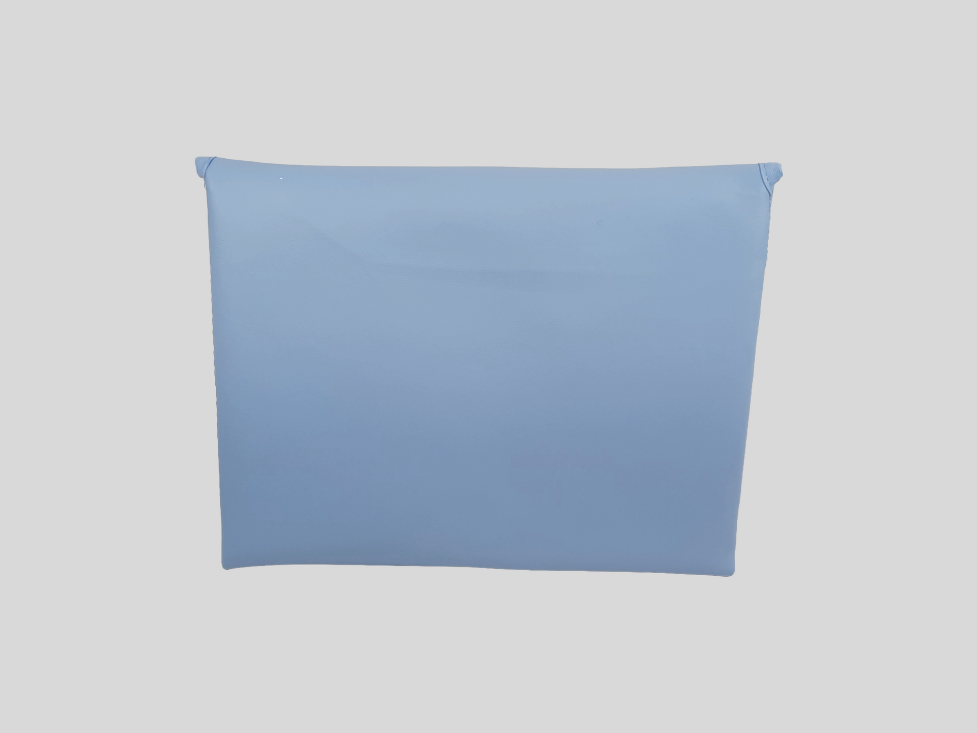 MUDA FRALDAS PELE SINTÉTICA LISA COR AZUL BORDADO COROA  COM FECHO DE VELCRO, FORRO INTERIOR EM POLIURETANO.