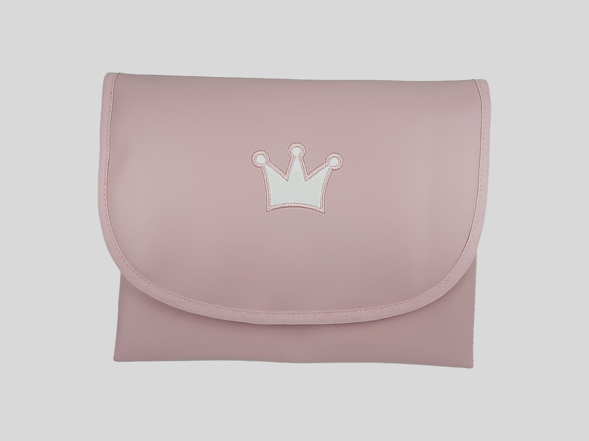 MUDA FRALDAS PELE SINTÉTICA LISA COR ROSA BORDADO COROA  COM FECHO DE VELCRO, FORRO INTERIOR EM POLIURETANO.