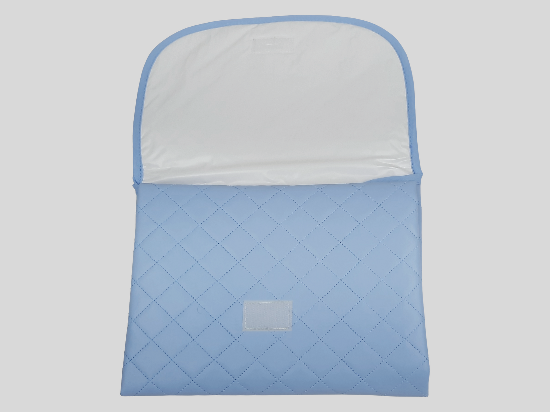 MUDA FRALDAS PELE SINTÉTICA ACOLCHOADA COR AZUL COM FECHO DE VELCRO, FORRO INTERIOR EM POLIURETANO E LAÇO