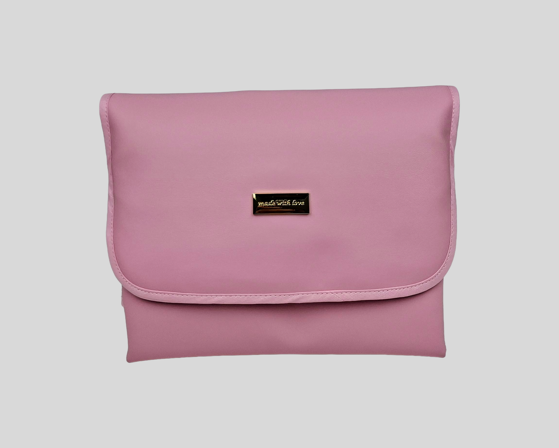 MUDA FRALDAS PELE SINTÉTICA LISA COR ROSA COM FECHO DE VELCRO, FORRO INTERIOR EM POLIURETANO, CHAPA DOURADA
