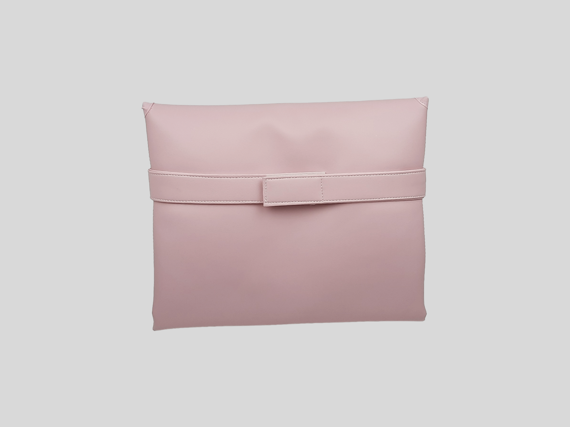 MUDA FRALDAS PELE SINTÉTICA LISA COR ROSA COM FECHO DE VELCRO, FORRO INTERIOR EM POLIURETANO E LAÇO