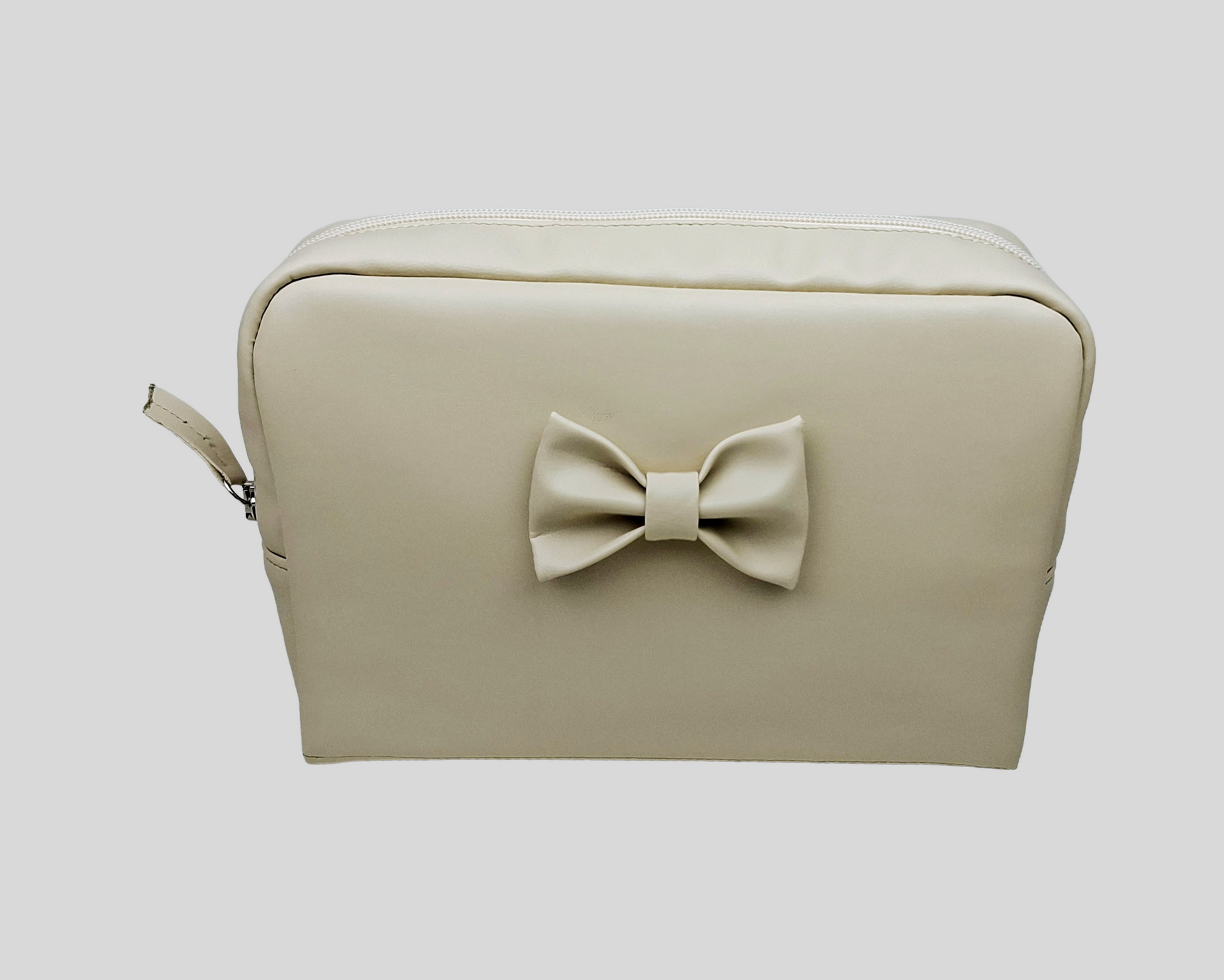 NECESSAIRE RETANGULAR PELE SINTÉTICA LISA COR BEGE COM FECHO DE CORRER E LAÇO
