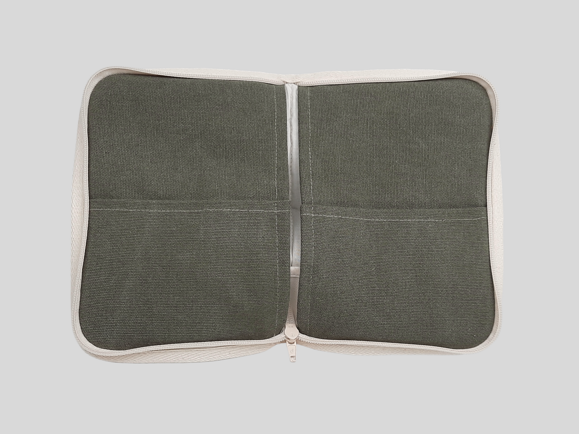 PORTA DOCUMENTOS COR VERDE COM FECHO DE CORRER, BOLSOS INTERIORES E CHAPA DOURADA.