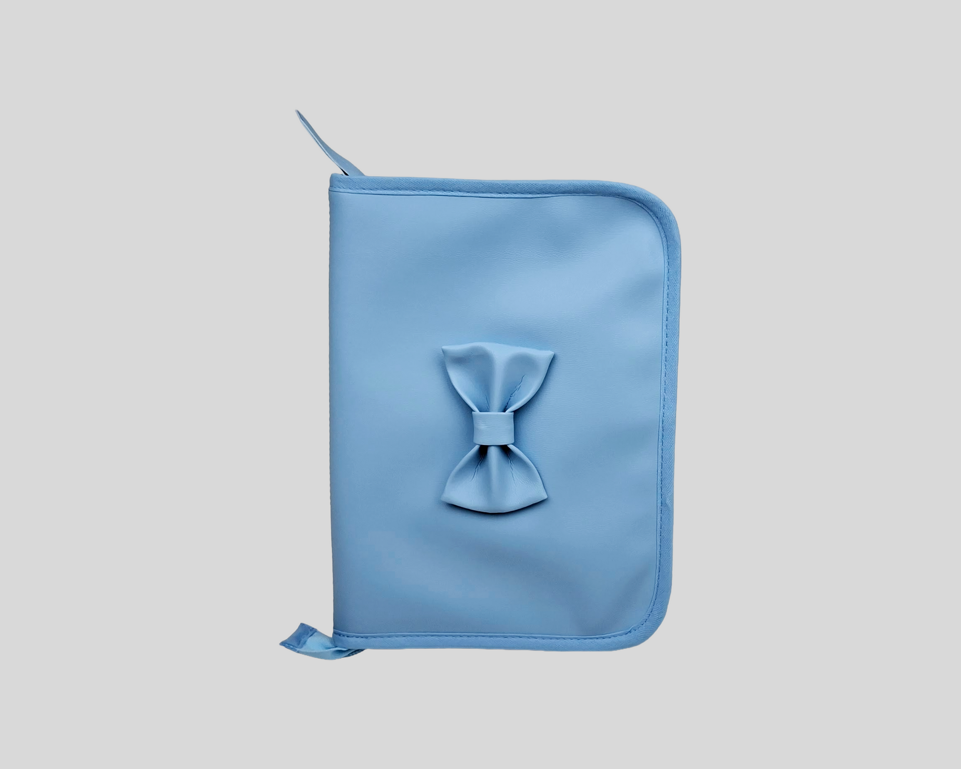 PORTA DOCUMENTOS PELE SINTÉTICA LISA COR AZUL COM FECHO DE CORRER E LAÇO