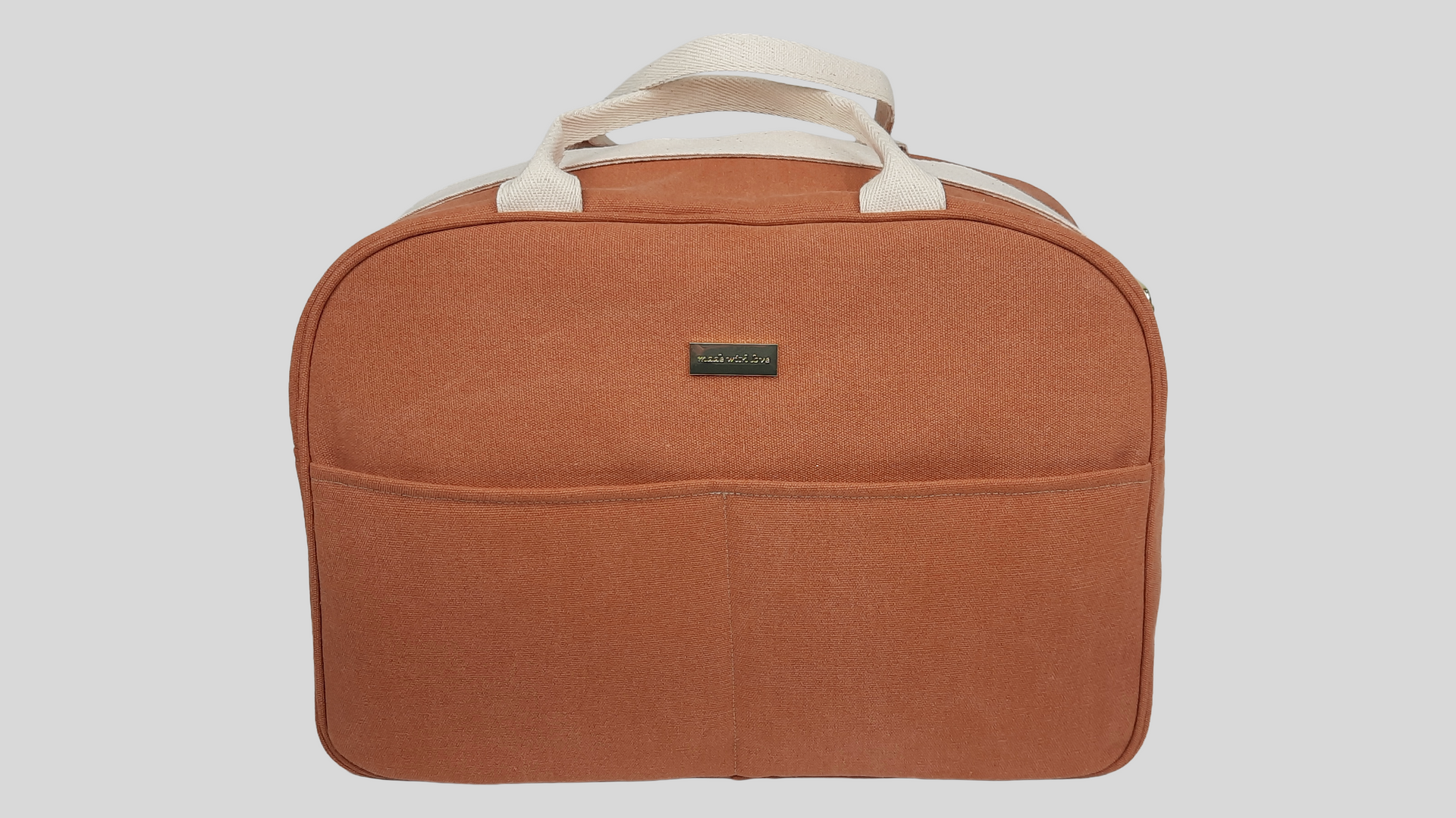 SACO MATERNIDADE COR TELHA COM BOLSO EXTERIOR, FECHO DE CORRER , ALÇA DE OMBRO AJUSTÁVEL E ACESSÓRIOS DOURADOS.