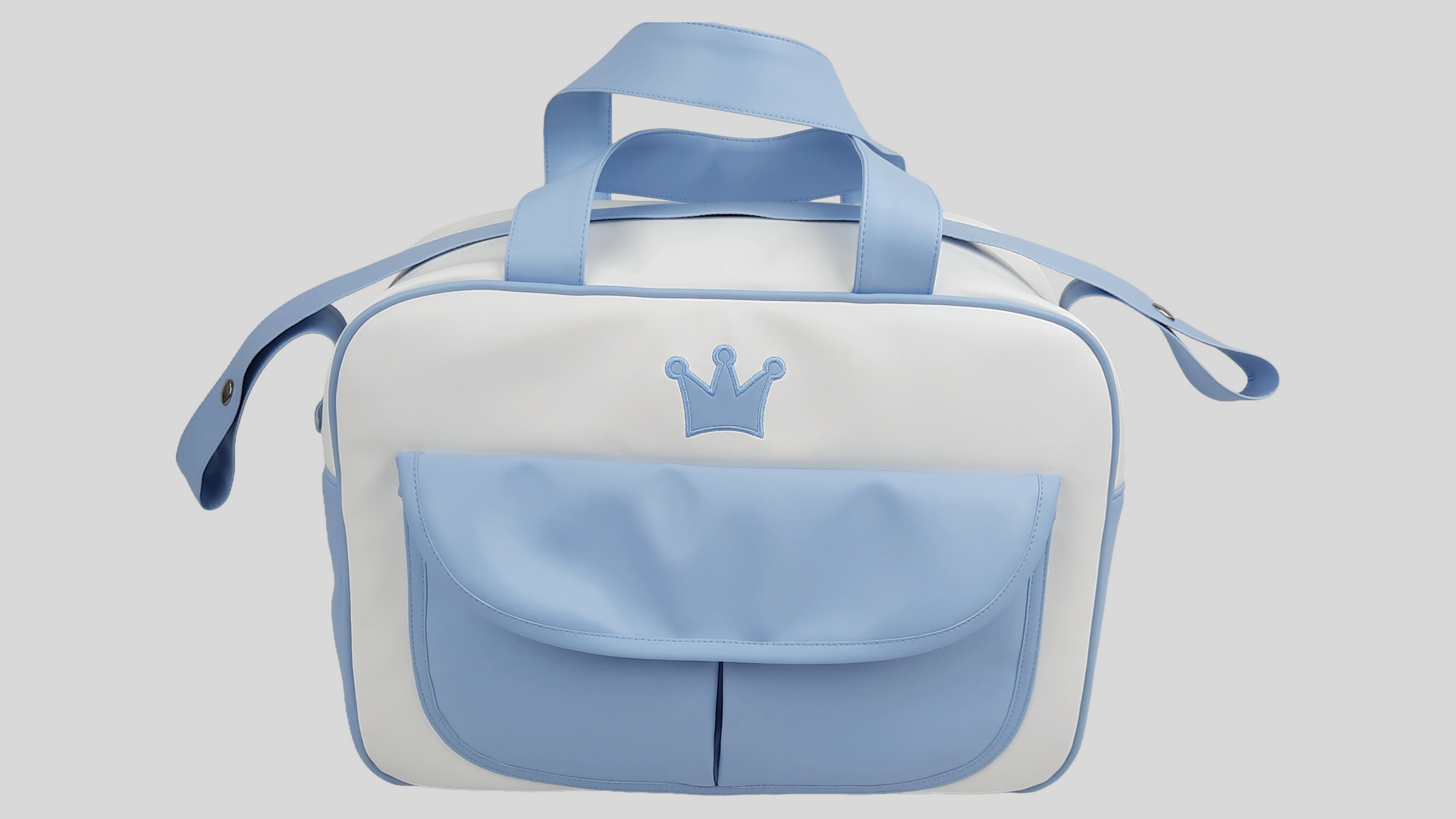 SACO MATERNIDADE PELE SINTÉTICA LISA COR AZUL BORDADO COROA COM BOLSO DE VELCRO EXTERIOR , FECHO DE CORRER E ALÇA DE OMBRO AJUSTÁVEL