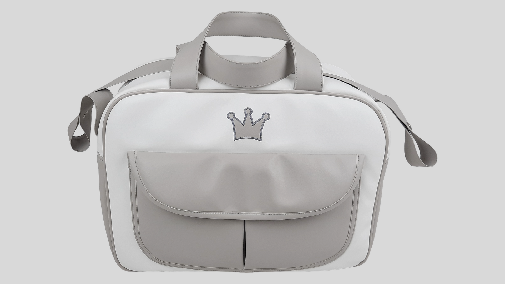 SACO MATERNIDADE PELE SINTÉTICA LISA COR CINZA BORDADO COROA COM BOLSO DE VELCRO EXTERIOR , FECHO DE CORRER E ALÇA DE OMBRO AJUSTÁVEL