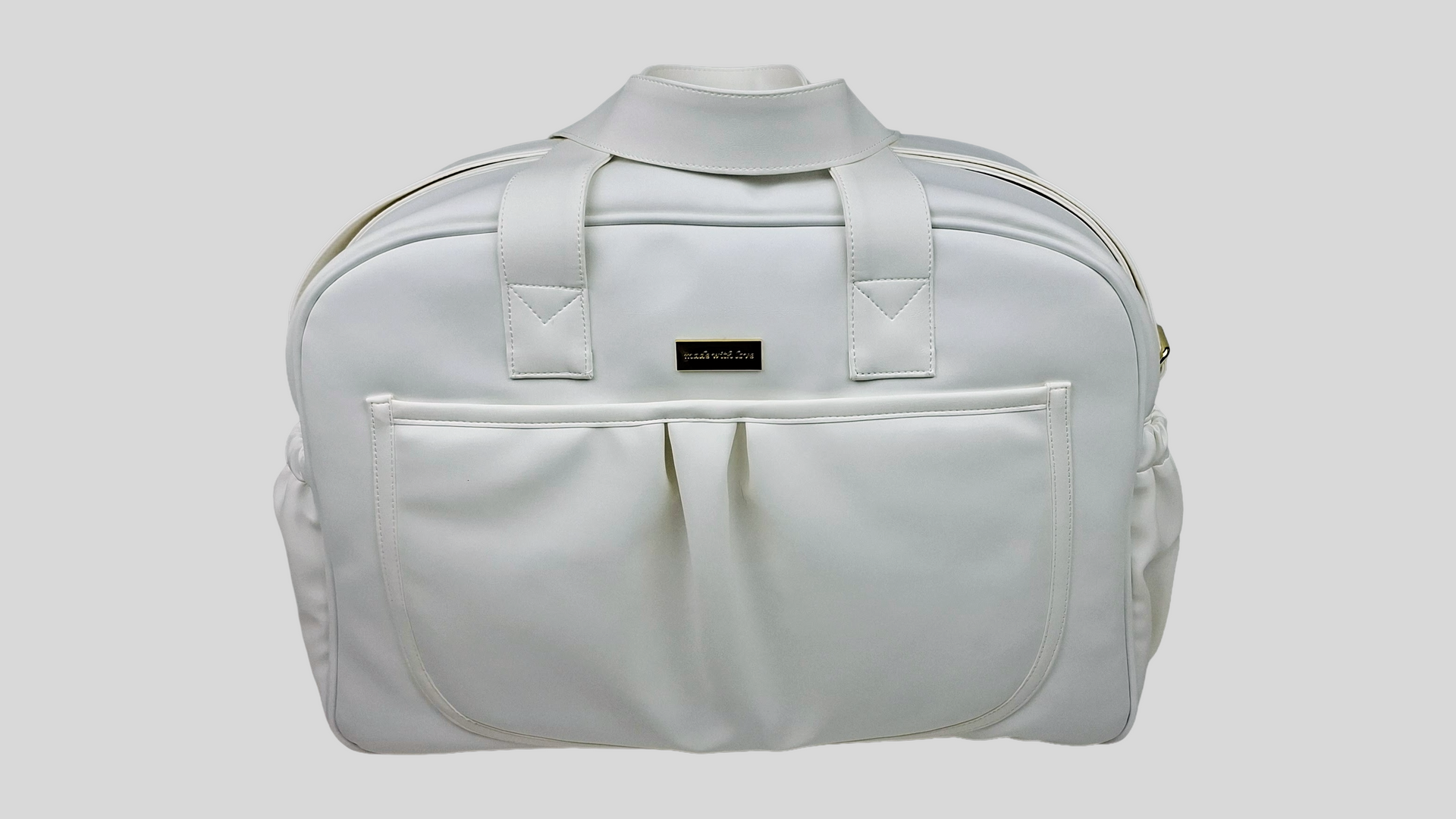 SACO MATERNIDADE PELE SINTÉTICA LISA COR BRANCO COM BOLSOS EXTERIORES À FRENTE E DOS LADOS, FECHO DE CORRER, ALÇA DE OMBRO AJUSTÁVEL, ACESSÓRIOS DOURADOS