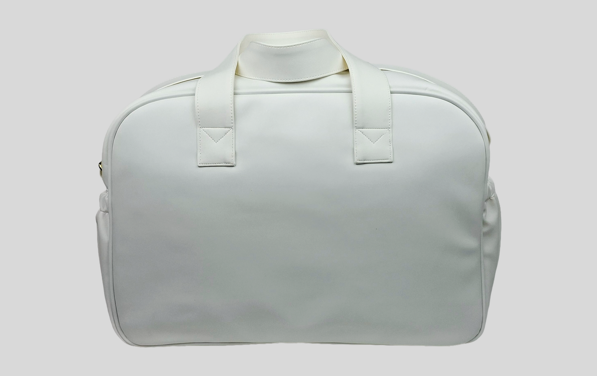 SACO MATERNIDADE PELE SINTÉTICA LISA COR BRANCO COM BOLSOS EXTERIORES À FRENTE E DOS LADOS, FECHO DE CORRER, ALÇA DE OMBRO AJUSTÁVEL, ACESSÓRIOS DOURADOS