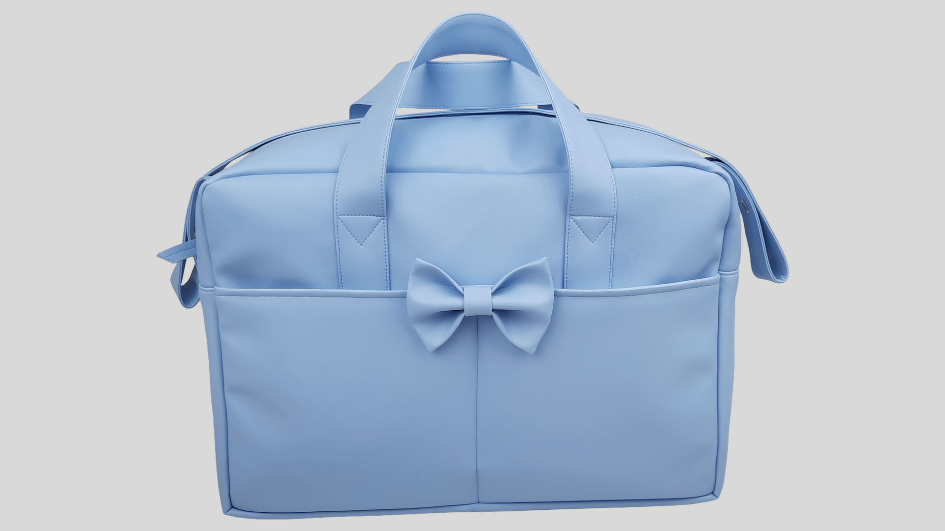 SACO MATERNIDADE PELE SINTÉTICA  LISA COR AZUL COM BOLSOS, FECHO DE CORRER, ALÇA DE OMBRO AJUSTÁVEL E LAÇO