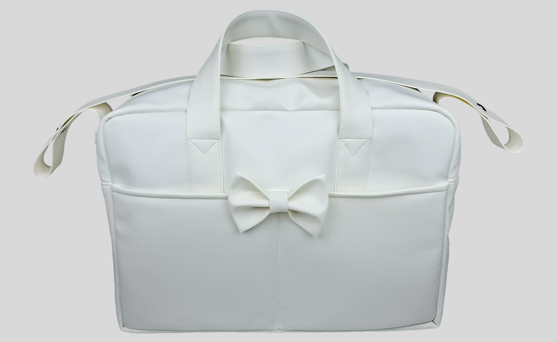 SACO MATERNIDADE PELE SINTÉTICA  LISA COR BRANCO COM BOLSOS, FECHO DE CORRER, ALÇA DE OMBRO AJUSTÁVEL E LAÇO