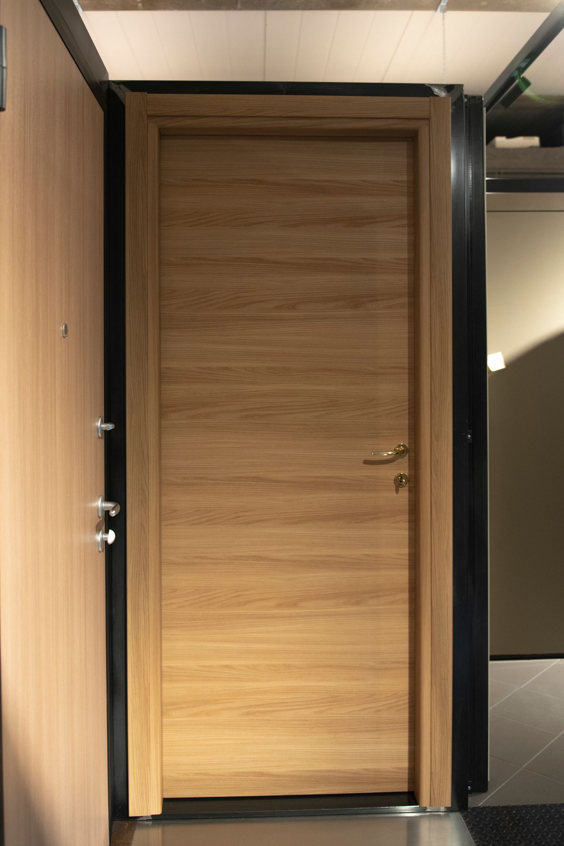 Porta interna in legno con maniglia argentata.