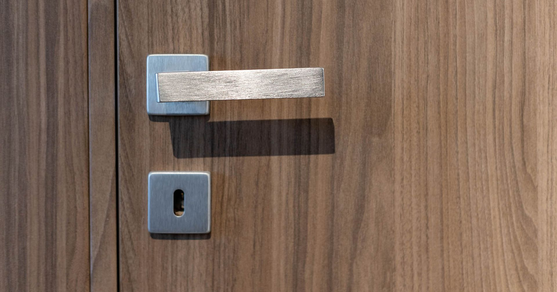 Porta in legno con maniglia e serratura in metallo.