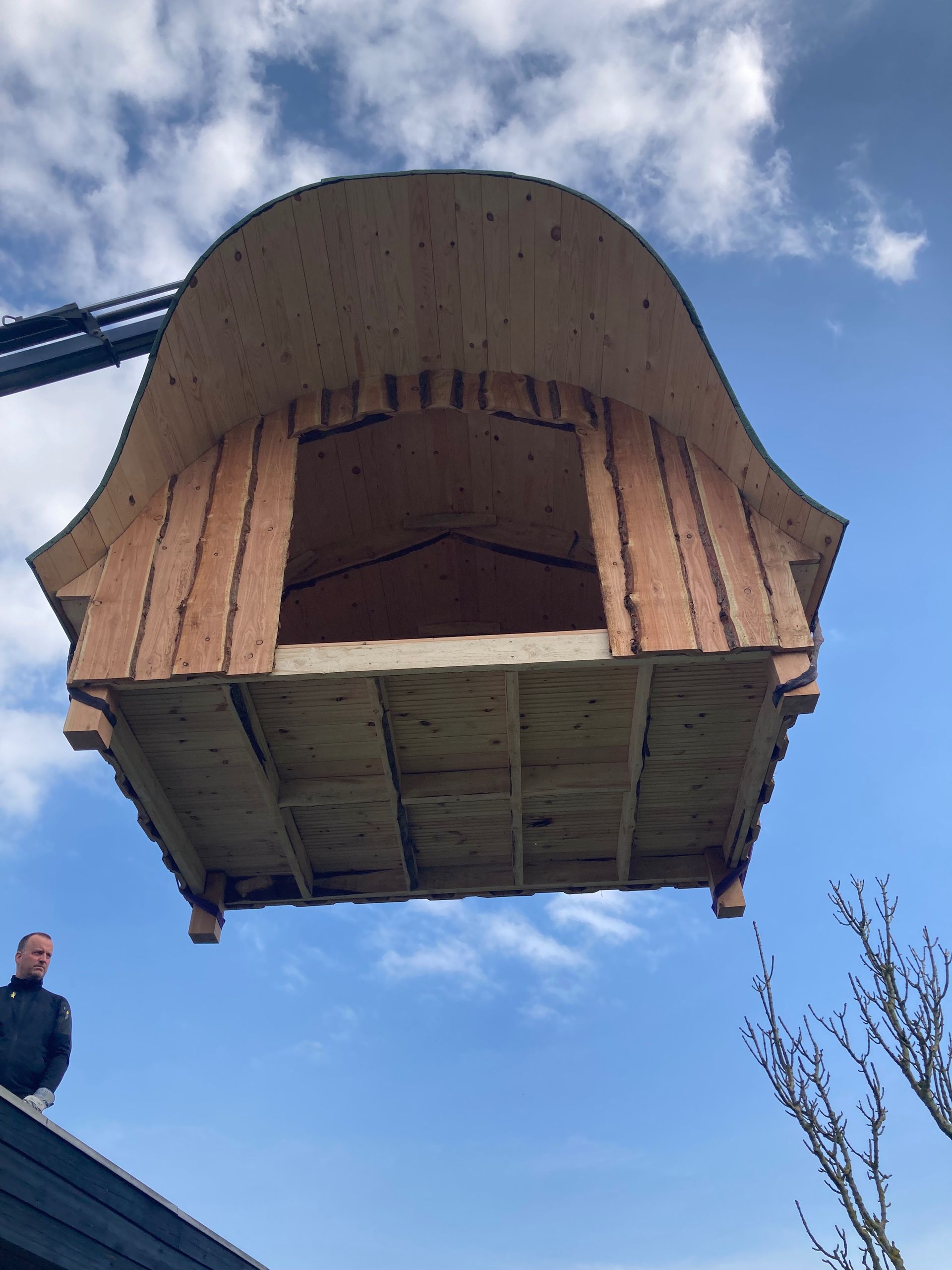 træbygning bliver transporteret