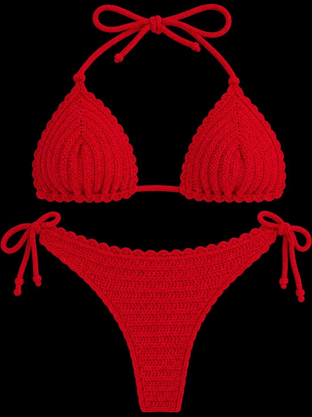 Bikini rosso all'uncinetto su sfondo nero, con fiocchi sul top all'americana e slip con laccetti laterali.