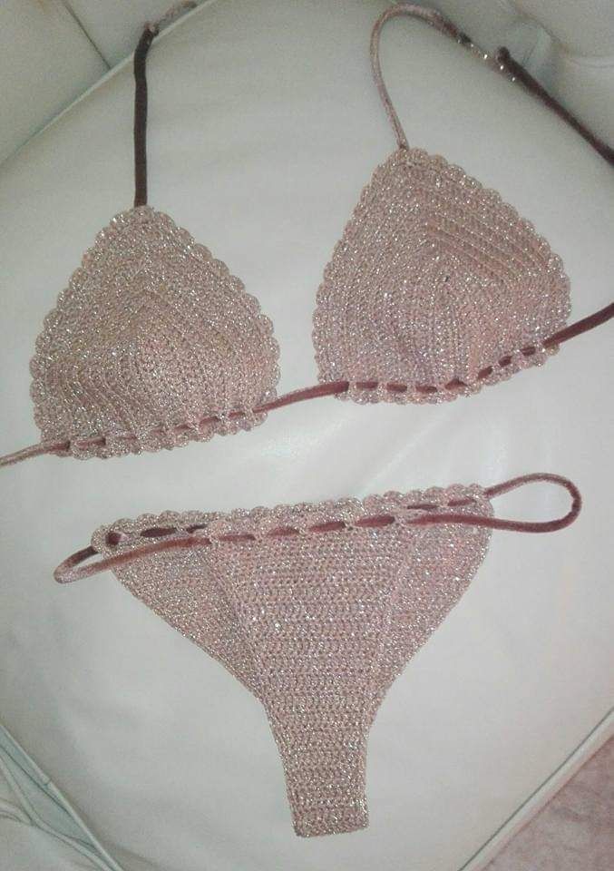 Bikini rosa all'uncinetto con top a triangolo testurizzato, slip coordinato e dettaglio con laccetti laterali su un letto