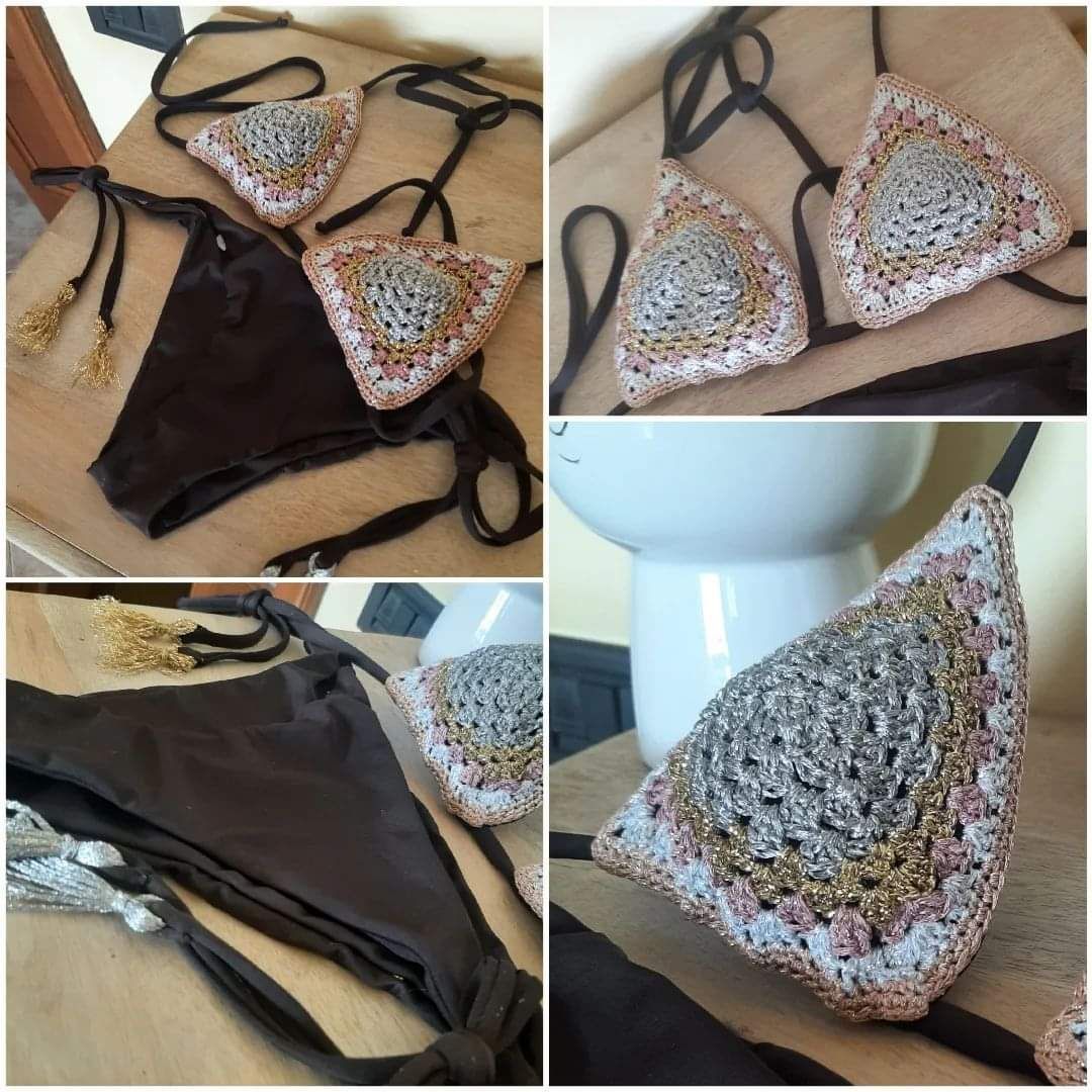 Costume da bagno nero con due top bikini a triangolo all'uncinetto nei toni pastello e crema.