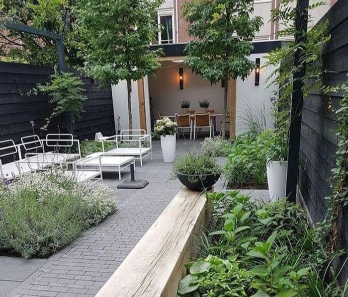 Een patio met een eettafel en stoelen